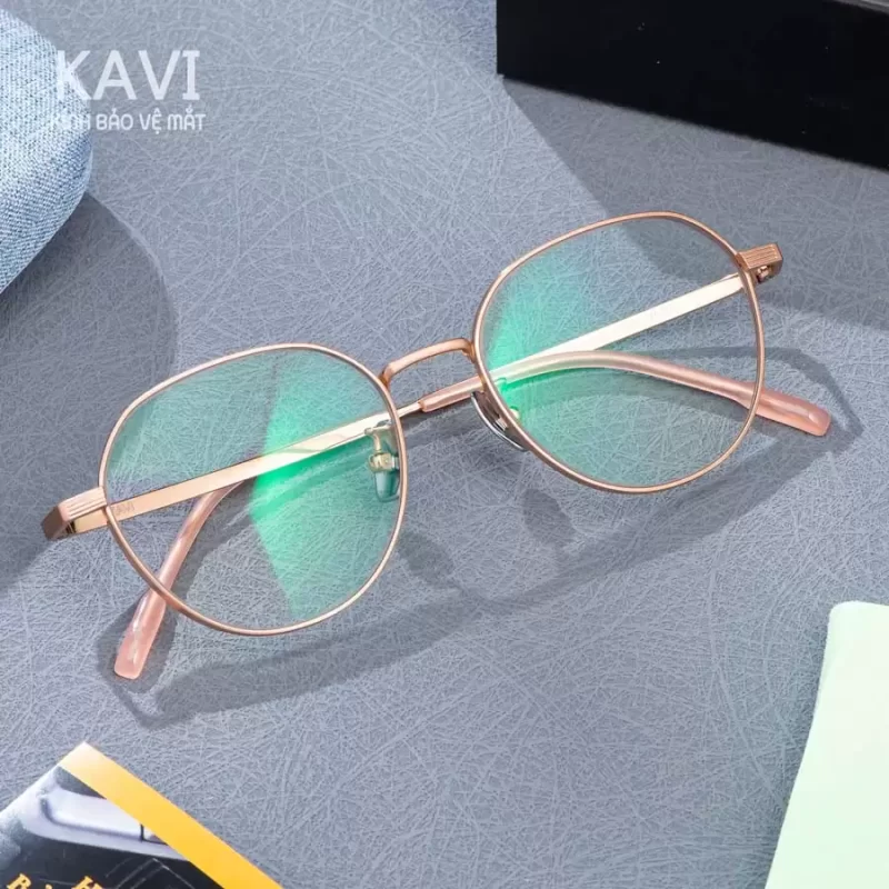 So Sánh Kính Chống Tia Xanh: Chọn Kính Bảo Vệ Mắt Tốt Nhất Cho Bạn 6 kavi a26 kinh titan chong anh sang xanh doi mau khi ra nang 12