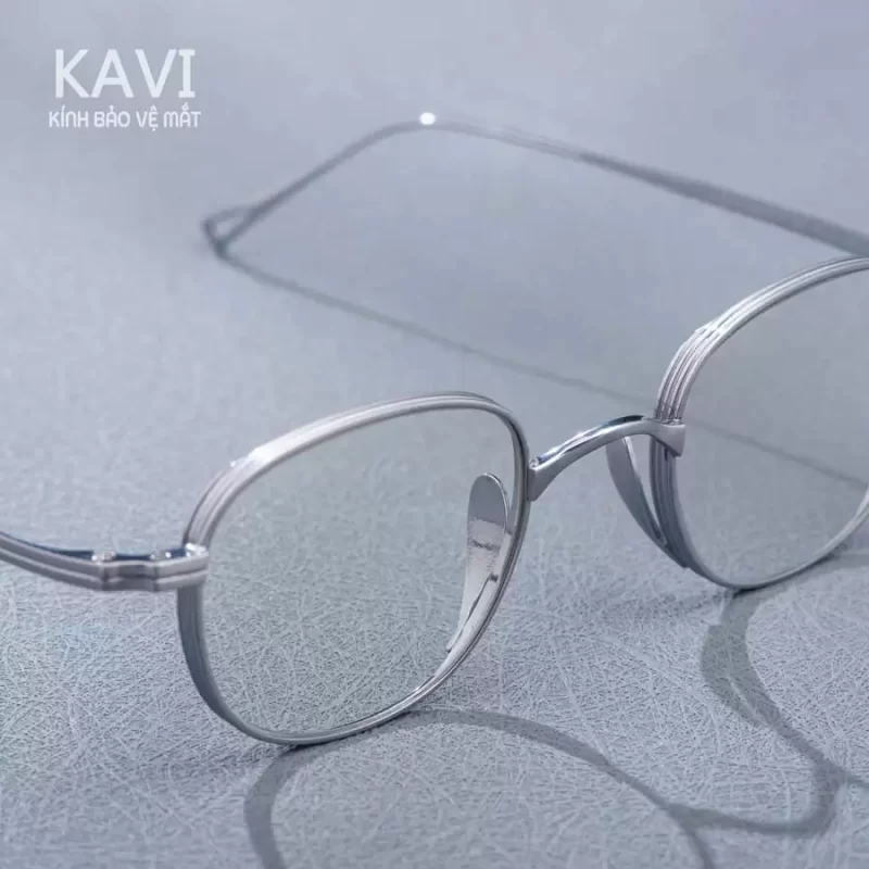 Top 10 Kính Đổi Màu Nam Bán Chạy Nhất Của KAVI 28 kavi a29 kinh titan dang tron chong anh sang xanh doi mau khi ra nang 16