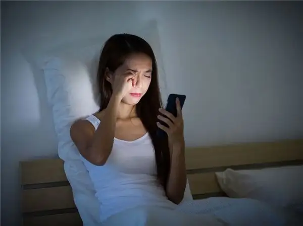Hạn chế tối đa sử dụng các thiết bị điện tử khi bị đau mắt đỏ
