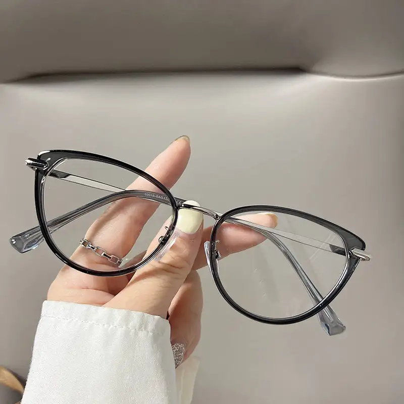 KV056 - mẫu kính mắt mèo được khá nhiều người yêu thích