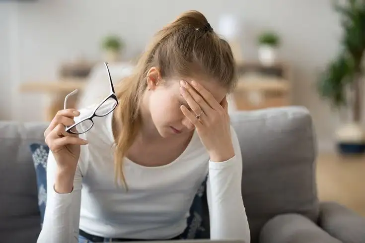 triệu chứng dị ứng do sử dụng kính rẻ 