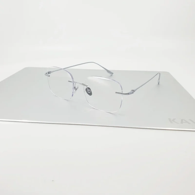 Kính Thời Trang Chống Ánh Sáng Xanh: Xu Hướng, Đánh Giá & Tư Vấn Chọn Mua 16 kinh chong anh sang xanh kavi a10 gong titanium bac 4