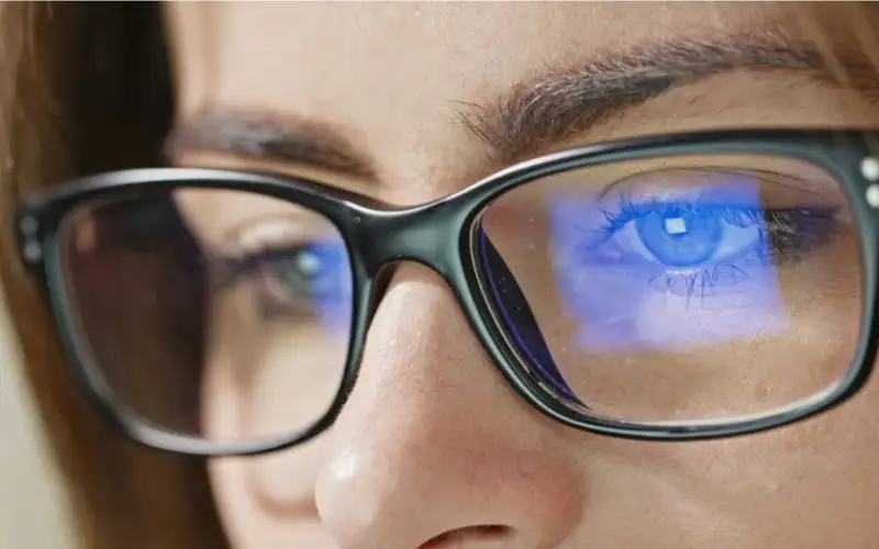 Ai nen dung kinh chong anh sang