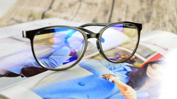 Kính Chống Tia Xanh: Bảo Vệ Mắt Toàn Diện Trong Thời Đại Công Nghệ Số 2 co nen deo kinh chong anh sang