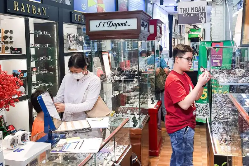 Cửa Hàng Kính Chống Ánh Sáng Xanh Uy Tín: Bảo Vệ Đôi Mắt Khỏi Tác Hại Công Nghệ 5 Cua hang kinh chong anh sang