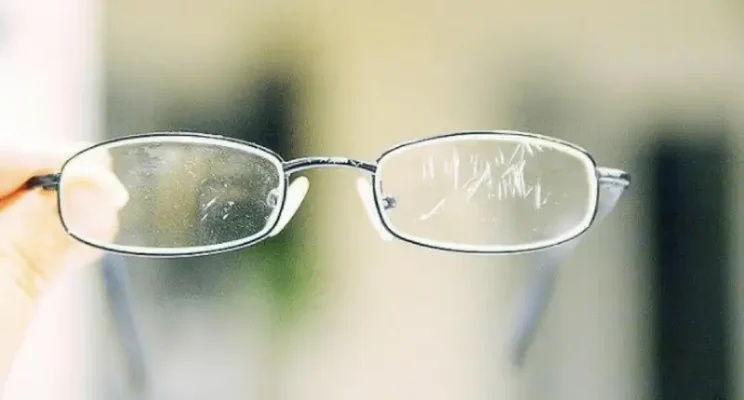 Dau hieu can thay kinh 14