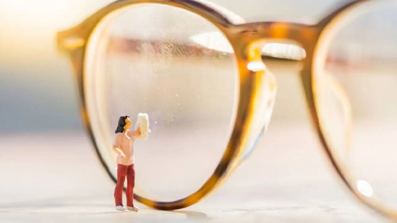 Top 4 Hãng Tròng Kính Trong Suốt Không Bị Ngả Vàng Tốt Nhất 2026 1 trong kinh can bi o vang 000