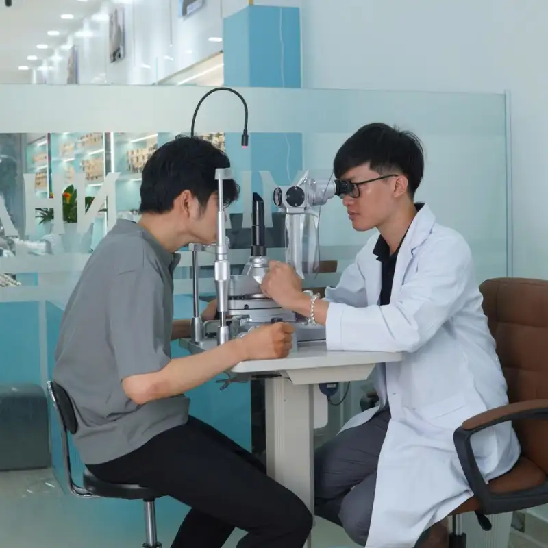 Mua Tròng Kính Đổi Màu Chính Hãng Ở Đâu Có Đo Mắt Miễn Phí Và Lắp Vào Gọng Tại Chỗ 2 mua trong kinh doi mau chinh hang co do mat mien phi